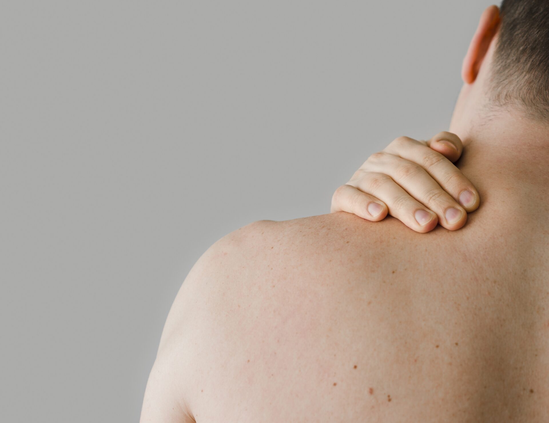 close-up-uomo-con-dolore-al-collo